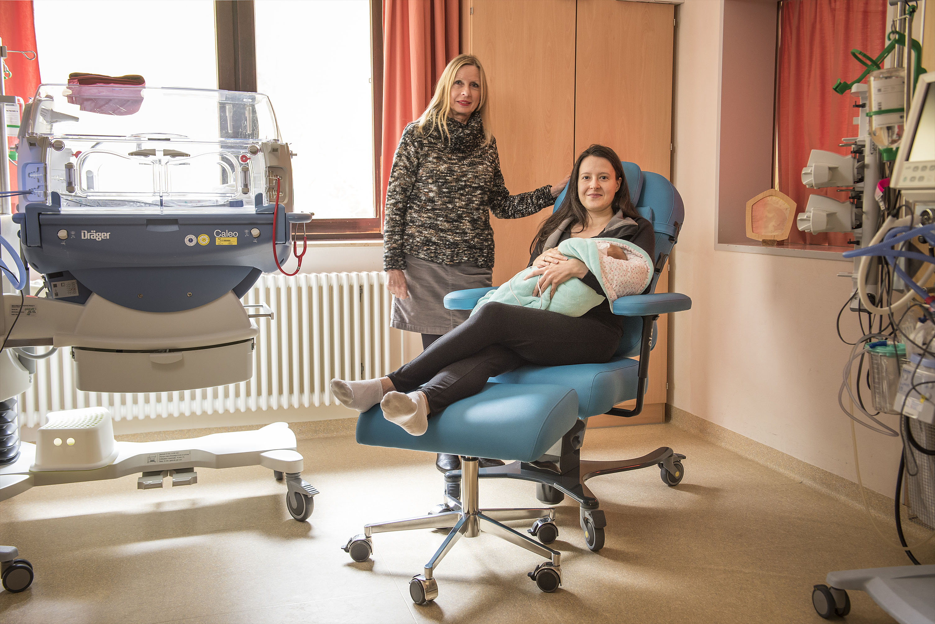 Eltern auf der Frühgeborenenstation profitieren von neuen Stillsesseln
